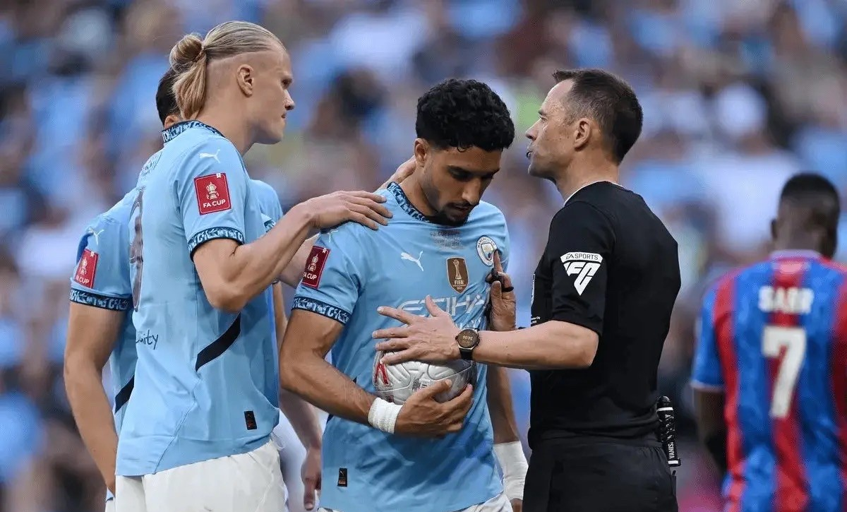 PG网站 -意甲窗口期再迎强敌，费耶诺德单刀错失，主帅态度：压力陡增，更衣室氛围转暖(费耶诺德vs国际米兰)